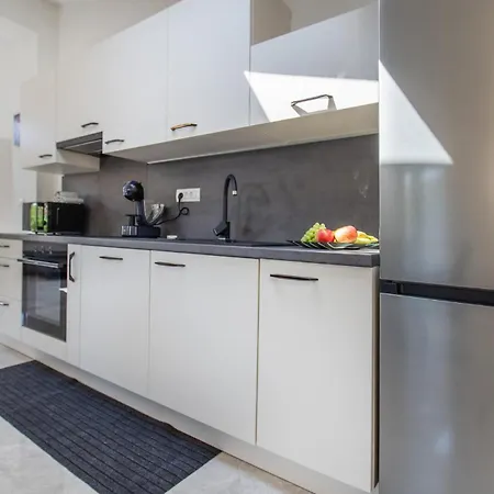 4 Bedroom Beautiful In Сasa de vacaciones Sežana