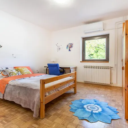 4 Bedroom Beautiful In Počitniška hiša