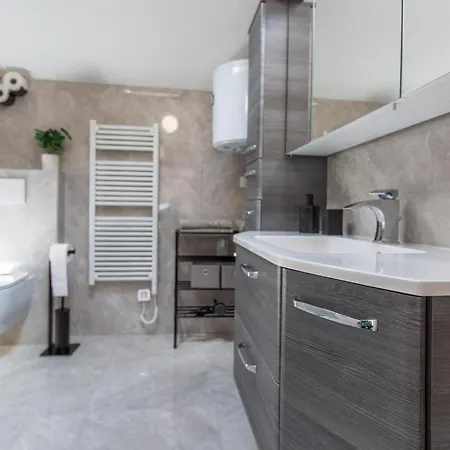 Počitniška hiša 4 Bedroom Beautiful In Sezana