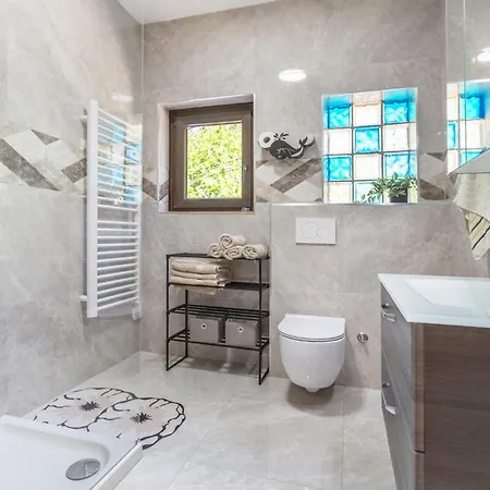 4 Bedroom Beautiful In Počitniška hiša *