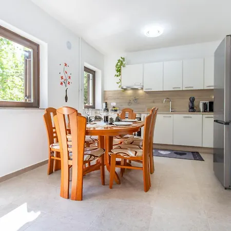 Сasa de vacaciones 4 Bedroom Beautiful In *