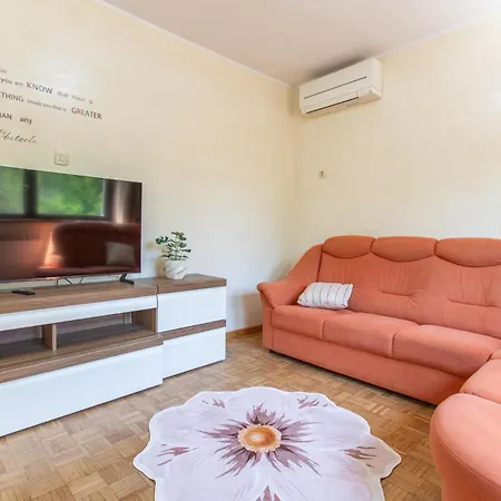 4 Bedroom Beautiful In Počitniška hiša