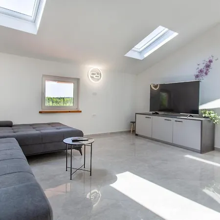 4 Bedroom Beautiful In Semesterbostad Sežana