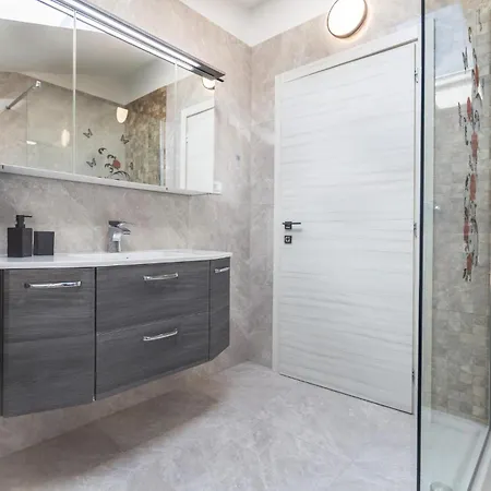 4 Bedroom Beautiful In Semesterbostad *