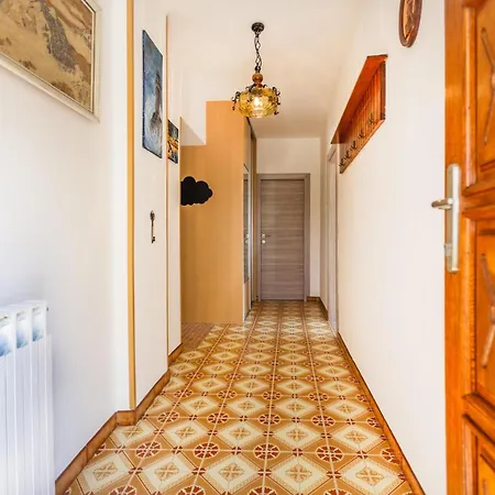 4 Bedroom Beautiful In Сasa de vacaciones Sežana