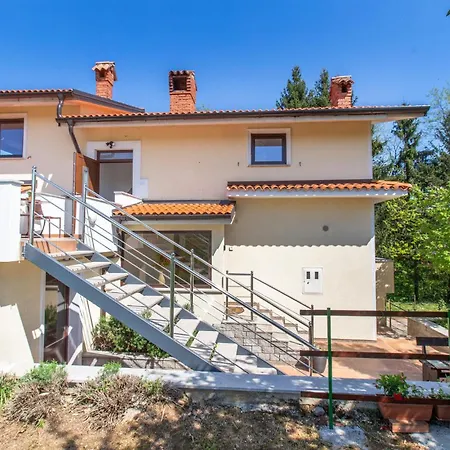 4 Bedroom Beautiful In Сasa de vacaciones *