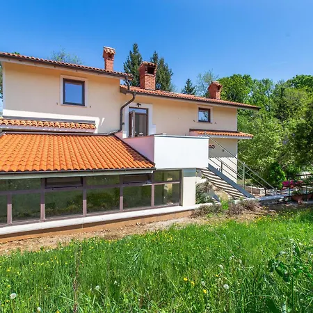 Tatil Evi 4 Bedroom Beautiful In Sežana