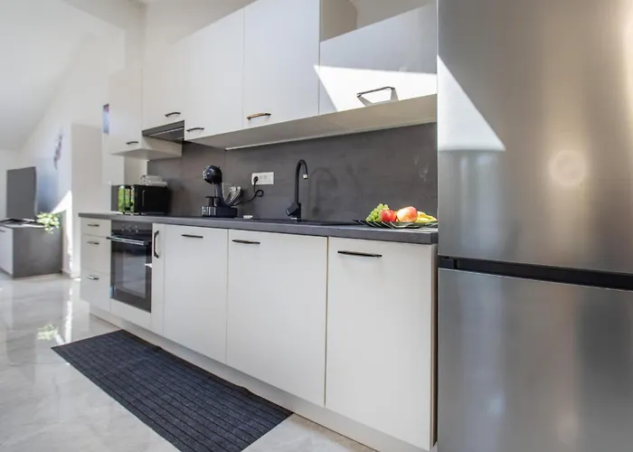 4 Bedroom Beautiful In Ferienhaus Sežana