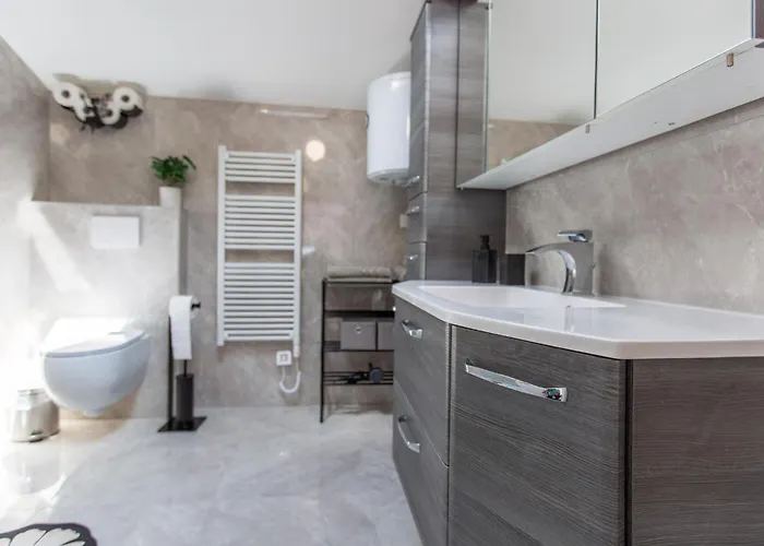 Ferienhaus 4 Bedroom Beautiful In Sežana