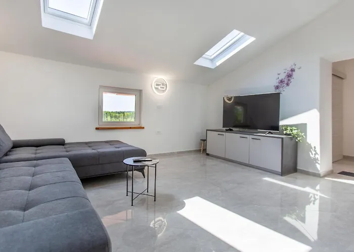 4 Bedroom Beautiful In Ferienhaus Sežana