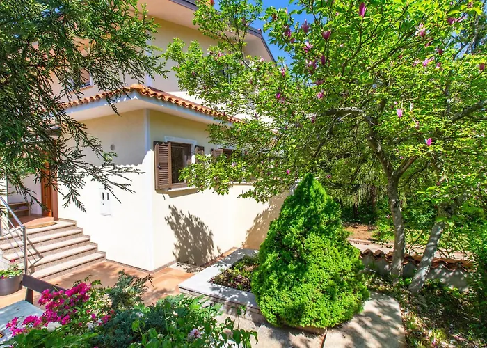 בית נופש 4 Bedroom Beautiful In Sežana